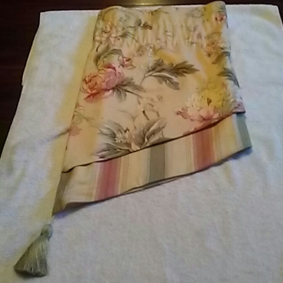 SIZE 50.5" WAVERLY VALANCE - Picture 3 of 5